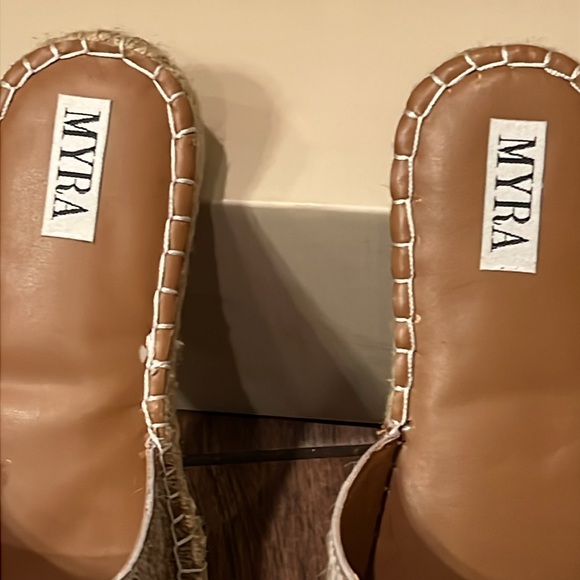 🐄 NWT Myra brand leather and cow hide“Spruce-Up” style flats - Picture 9 of 13